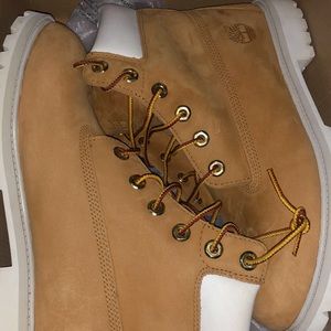 Timberlands men’s size 7(8.5-9 in women’s)
